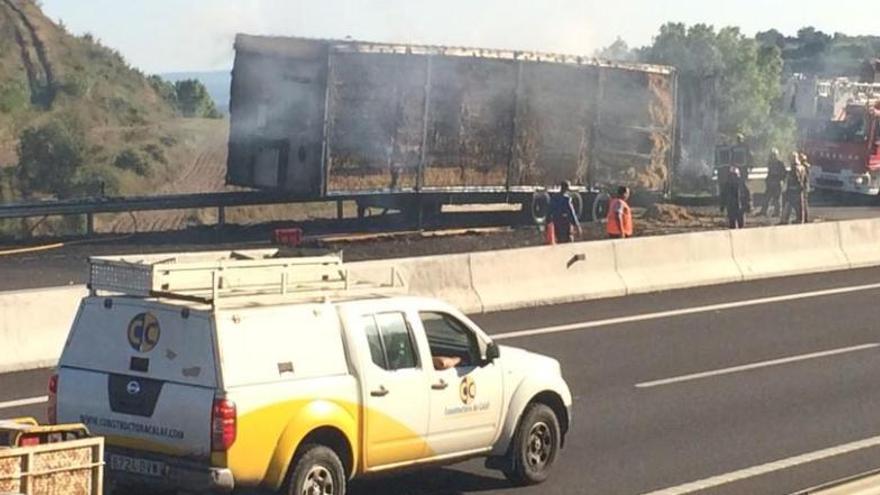 Crema un camió carregat amb bales de palla a l&#039;Eix