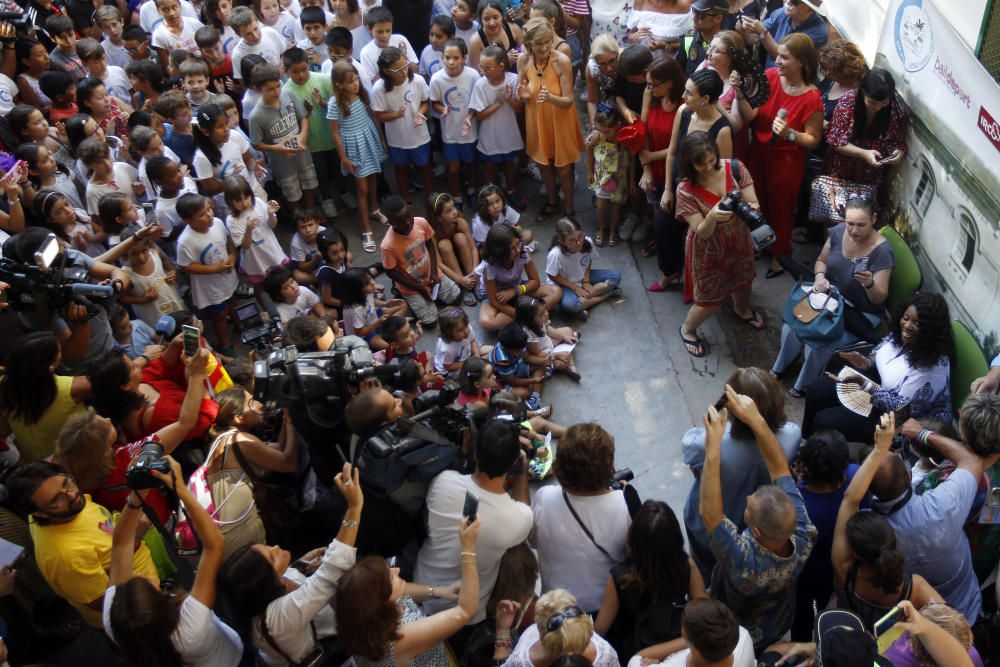 La cantante Gloria Gaynor visita el colegio público Luis Vives de Valencia