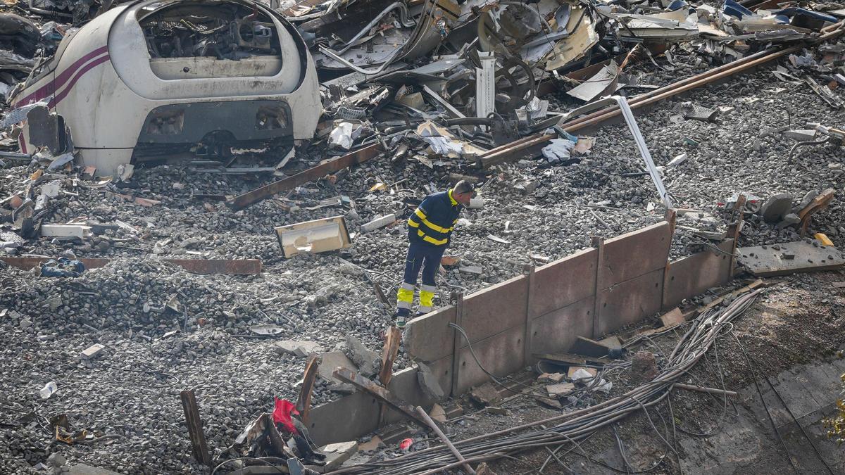 Los trabajos en la zona cero de Adamuz continúan con la retirada de los trenes siniestrados