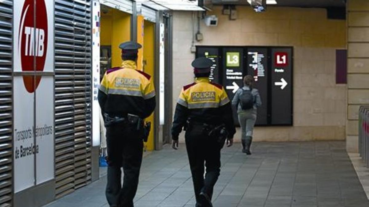 Dos agentes de los Mossos patrullan por la estación de metro de Plaça de Catalunya, ayer.