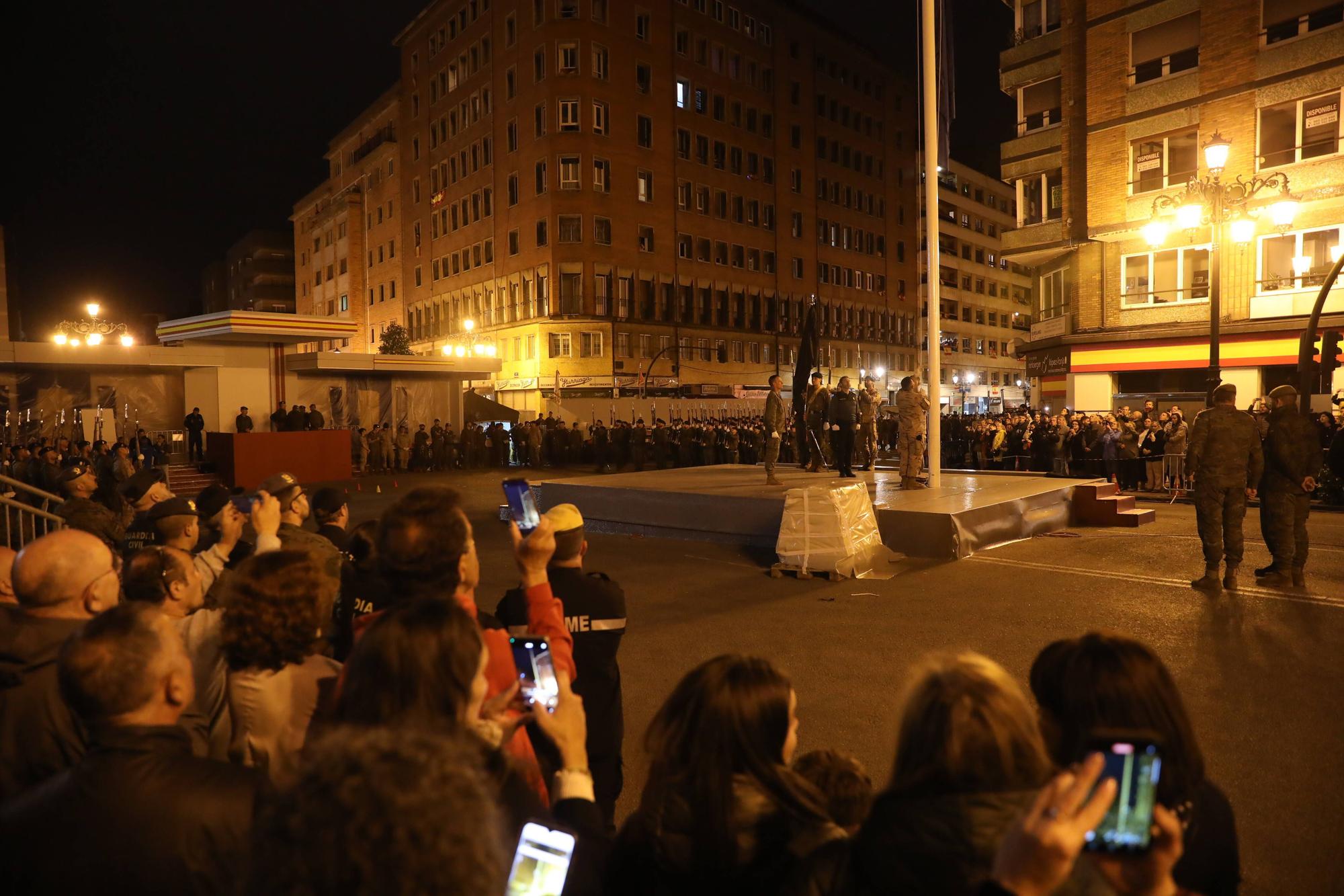 Así fue el multitudinario ensayo nocturno del desfile del día de las Fuerzas Armadas en Oviedo.