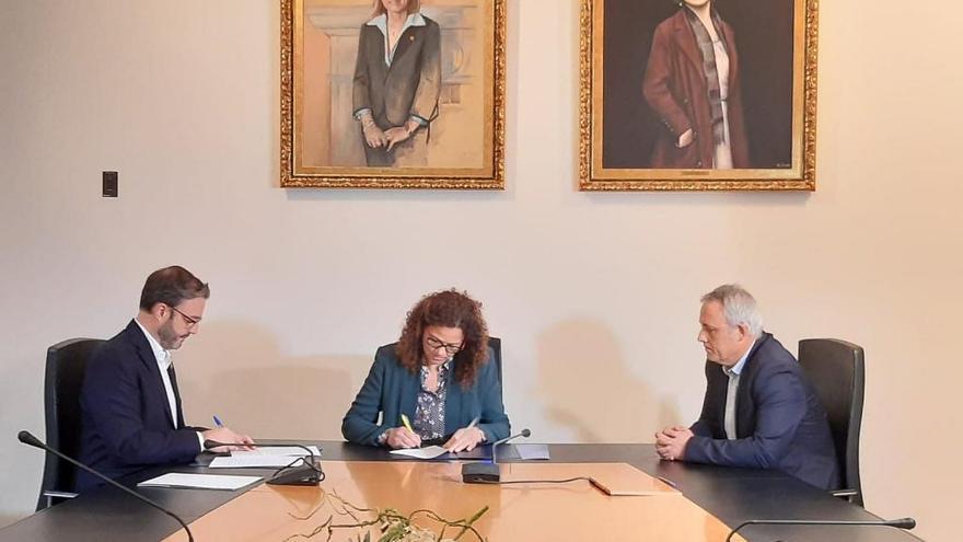 El alcalde, José Hila, y la presidenta del Consell, Catalina Cladera, firman el convenio.