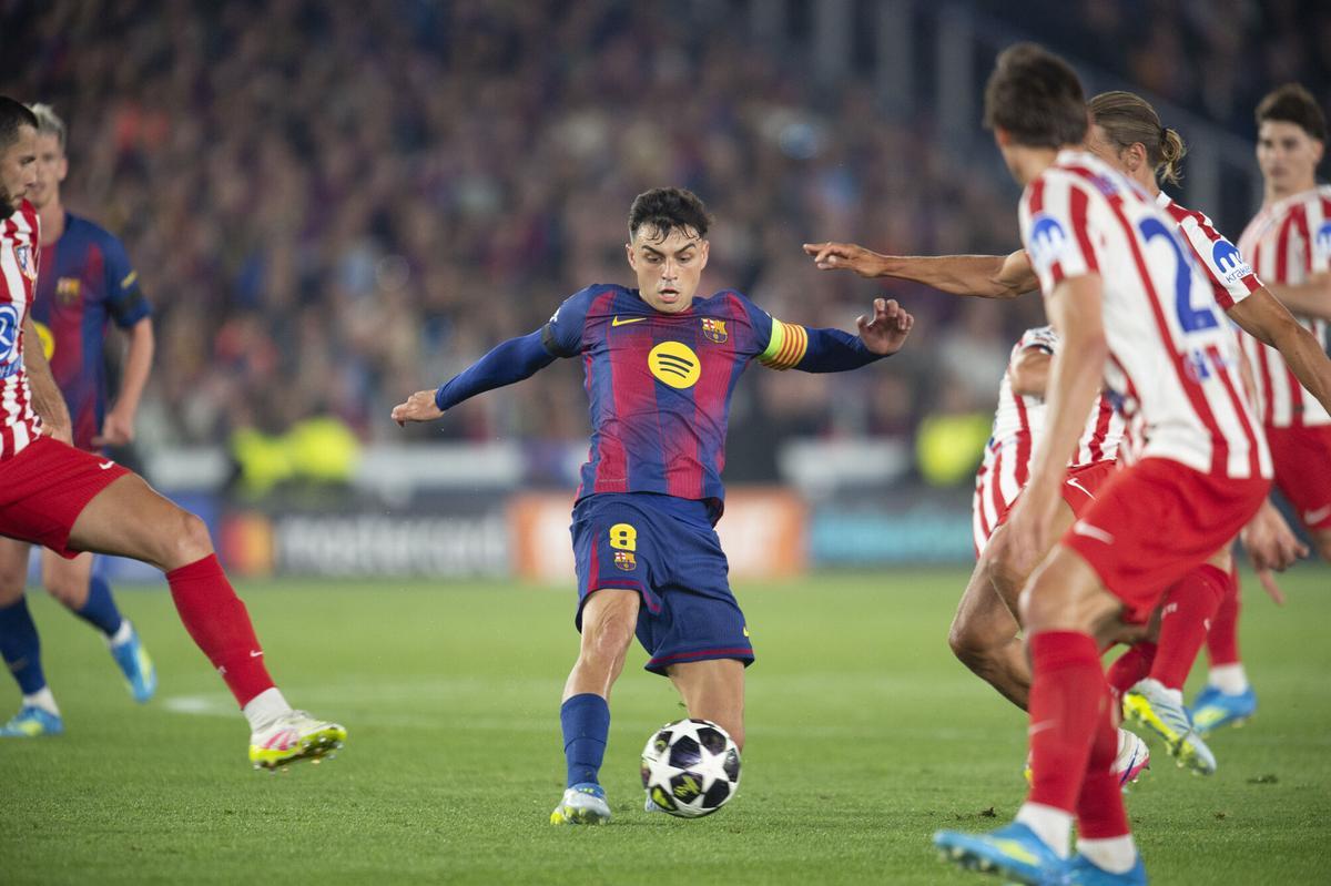 Pedri trata de pasar el balón entre la defensa rival durante el partido de ida de los cuartos de final de la Champions League entre el FC Barcelona y el Atlético de Madrid en el Camp Nou.