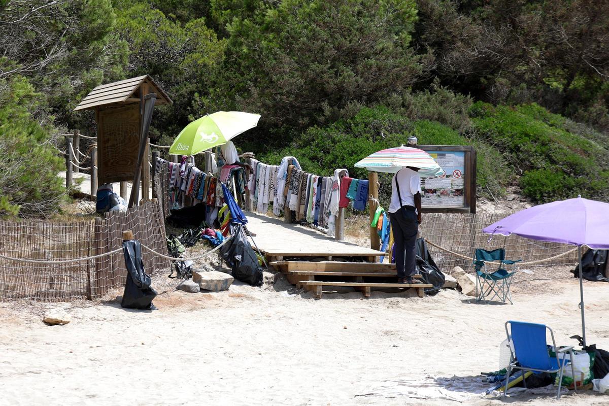 Galería: vendedores ambulantes en la playa de ses Salines