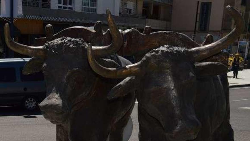 La escultura, obra del mosense Lucas Míguez, ya luce en la rotonda del Alto de Puxeiros. // D. P.