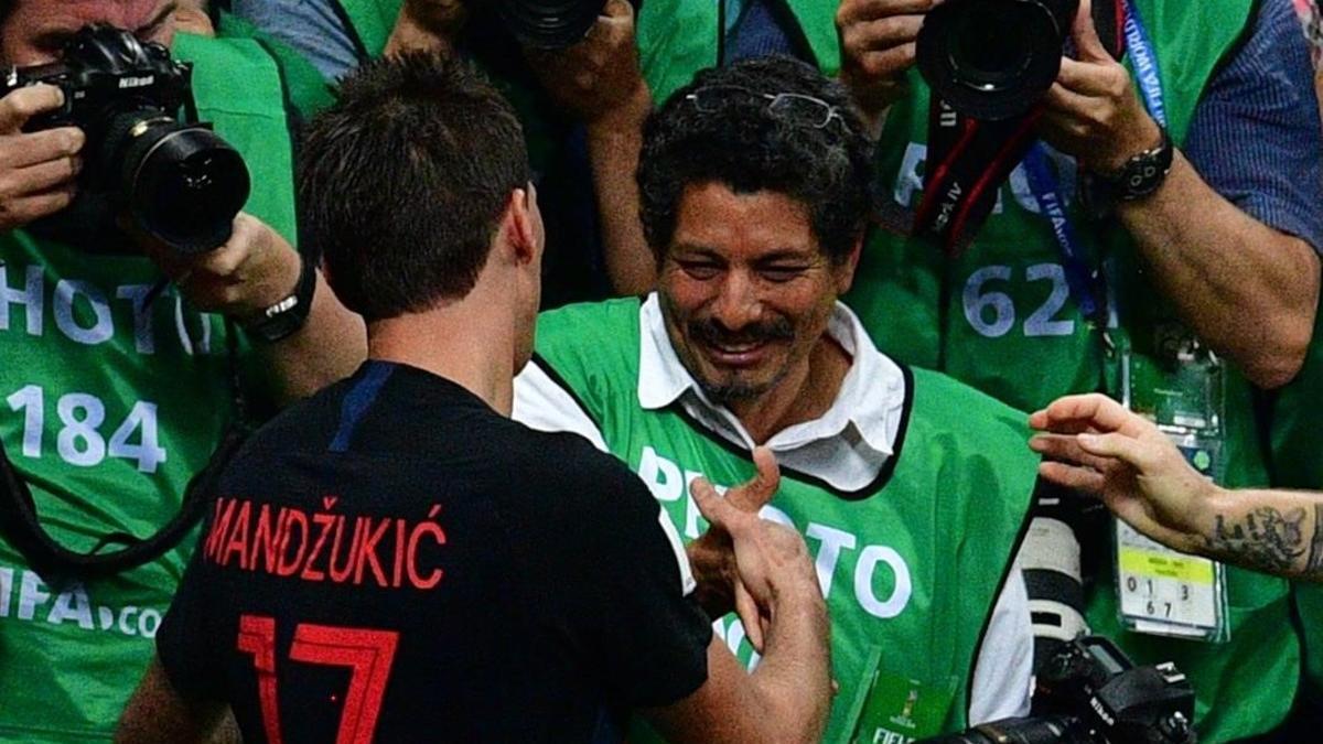 El goleador croata Mario Mandzukic se disculpa ante el fotógrafo salvadoreño Yuri Cortez, tras la celebración del segundo gol croata.