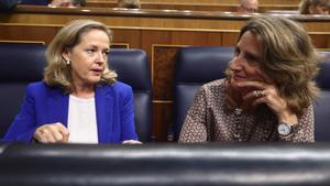 La vicepresidenta primera y ministra de Asuntos Económicos y Transformación Digital, Nadia Calviño (i) y la vicepresidenta tercera y ministra para la Transición Ecológica, Teresa Ribera (d), durante una sesión plenaria en el Congreso de los Diputados, a 2