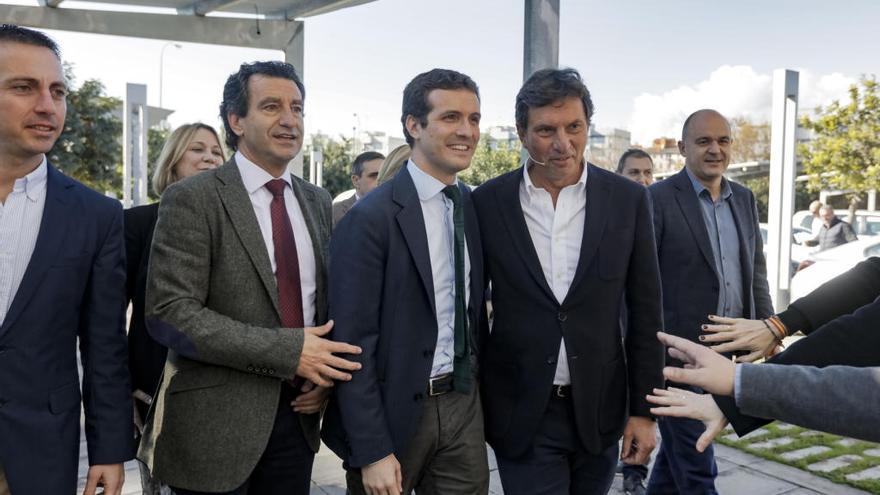 Pablo Casado, entre Biel Company y Mateo Isern en Palma