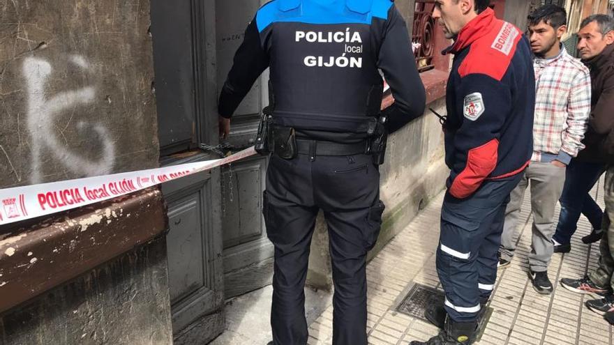 Las familias rumanas del edificio incendiado en la calle Caveda, a la espera de volver a sus casas