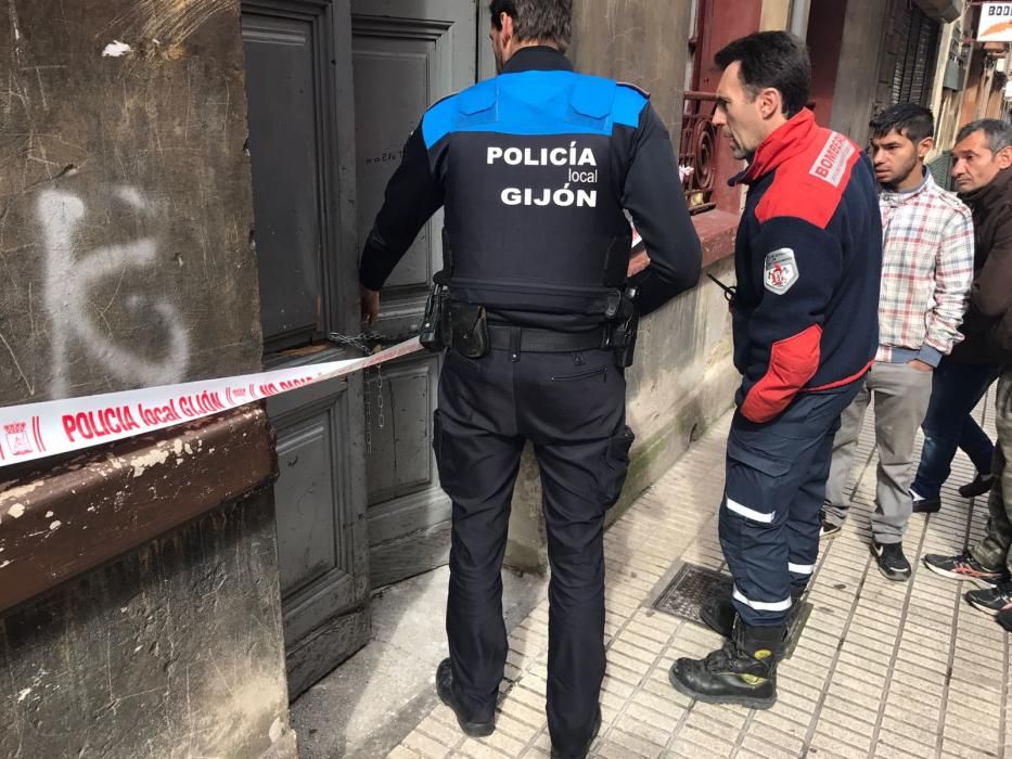 Las familias rumanas desalojadas del edificio incendiado todavía no pueden volver a sus viviendas.