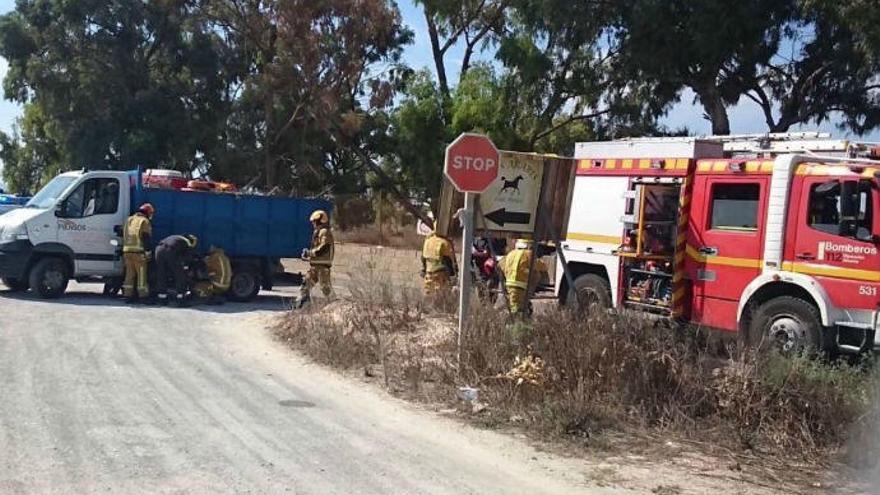 Los bomberos trabajando en la zona del accidente