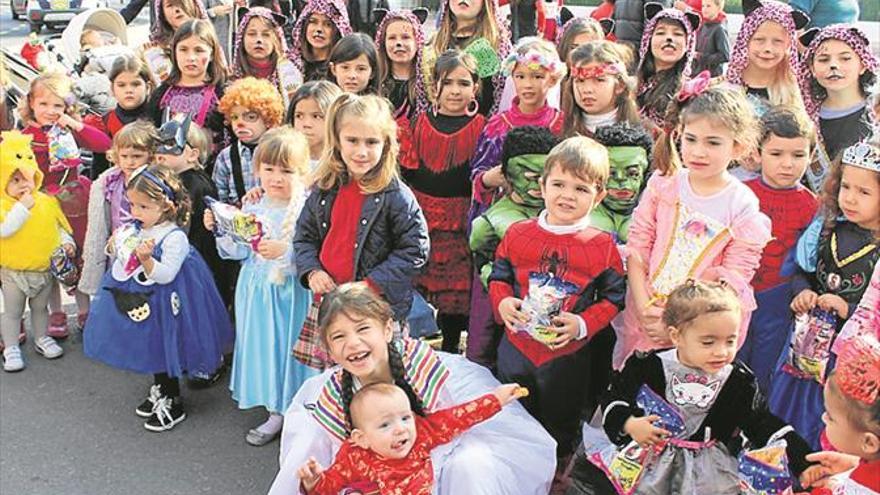 Fiesta de la espuma y desfile de disfraces para los jóvenes