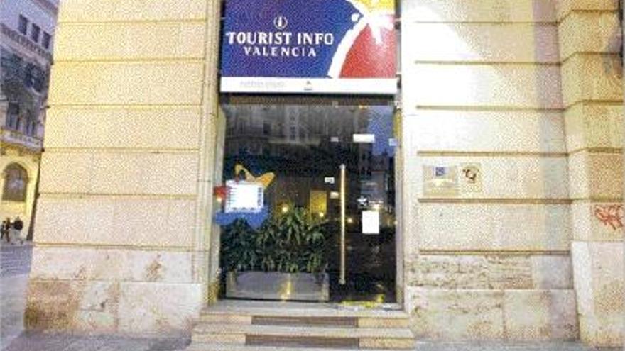 Oficina de turismo de la calle Poeta Querol cerrada.