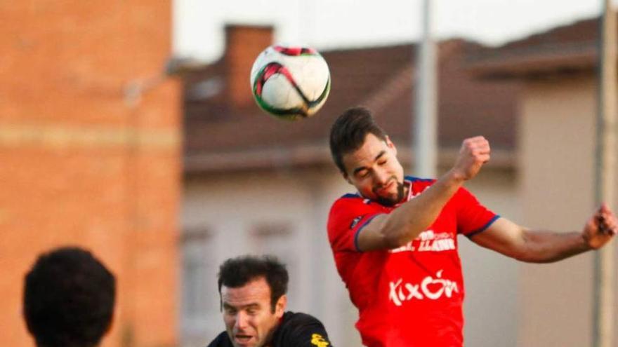 Una acción del partido entre el Ceares y el Condal.