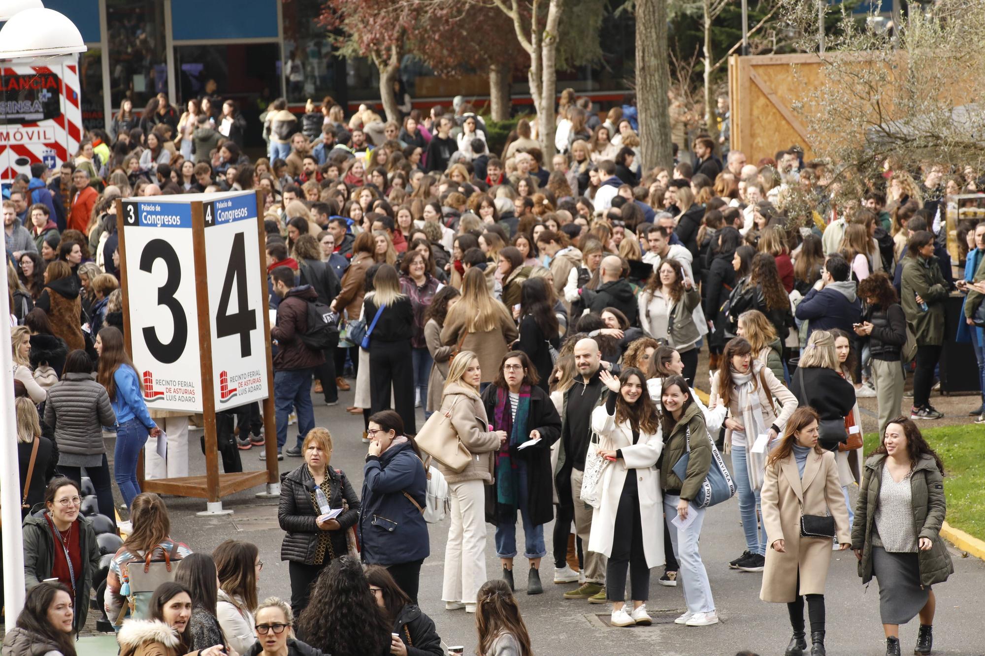 Miles de personas participan en la macrooposición de la sanidad pública asturiana.