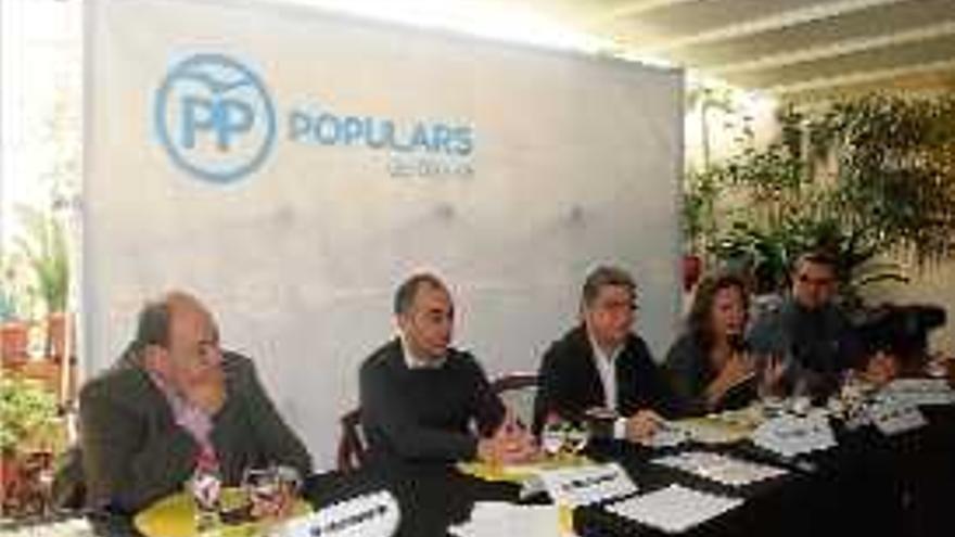 El diputat del PP, Enric Millo, amb altres càrrecs del partit.