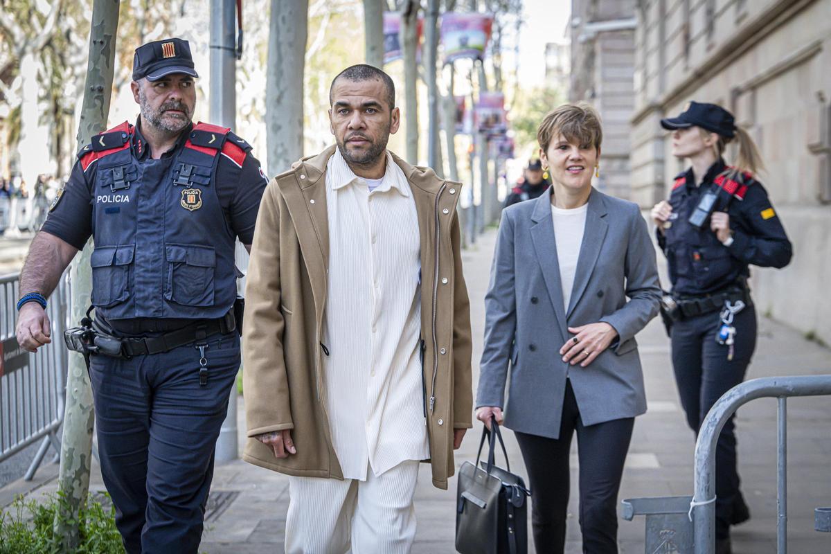 Dani Alves acude a firmar a la Audiencia de Barcelona para cumplir con las medidas impuestas para su libertad