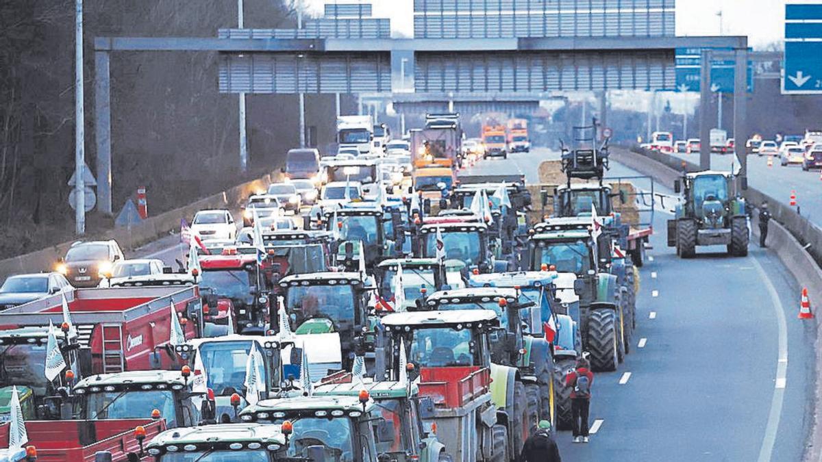 Decenas de agricultores y ganaderos franceses volvieron a cortar las principales autovías del país.