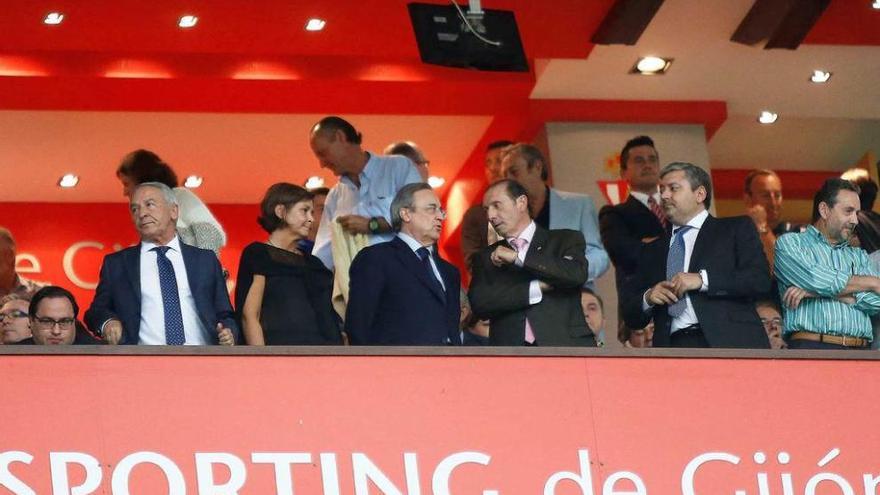 La alcaldesa Carmen Moriyón y el edil Esteban Aparicio, en el palco de El Molinón junto a Javier Fernández y Antonio Veiga, vicepresidente y presidente del Sporting, y Florentino Pérez, presidente del Madrid.