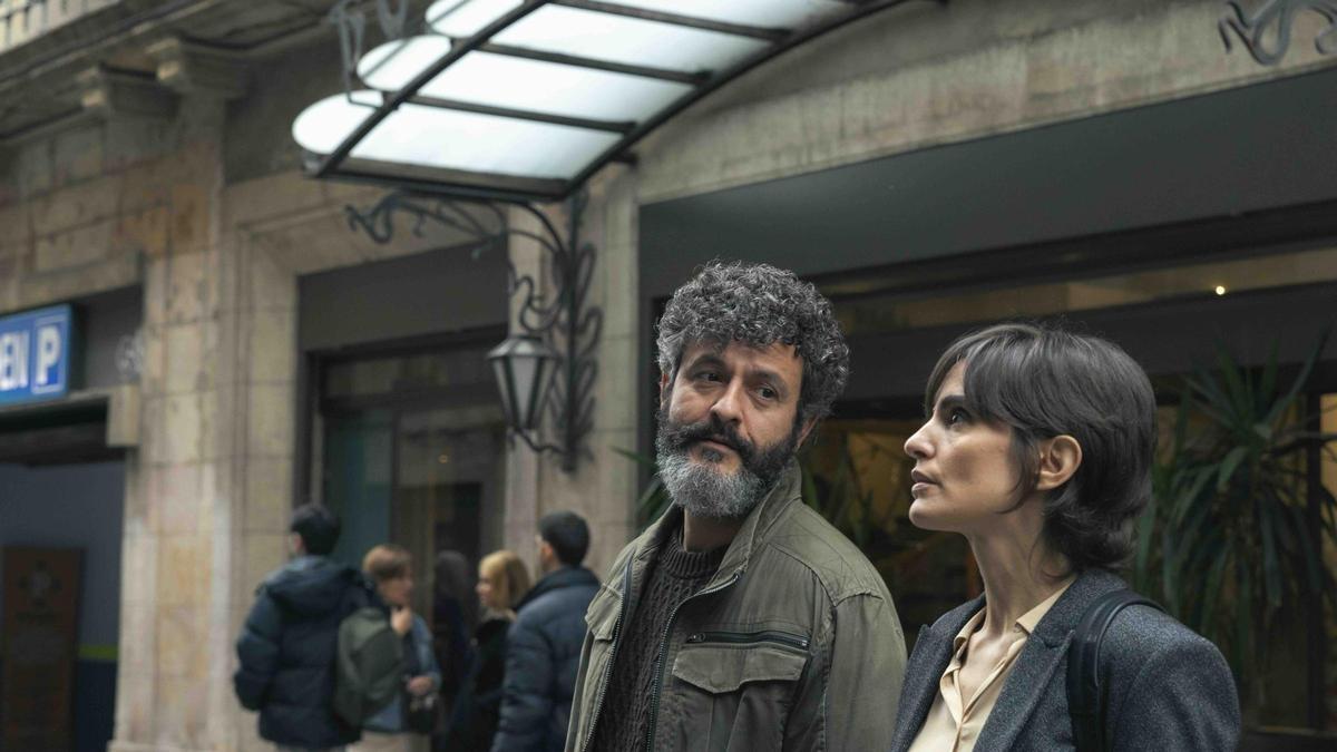 Isak Férriz (Milo Malart) y Verónica Echegui (Rebeca Garrido) en una imagen de la serie 'Ciudad de sombras'