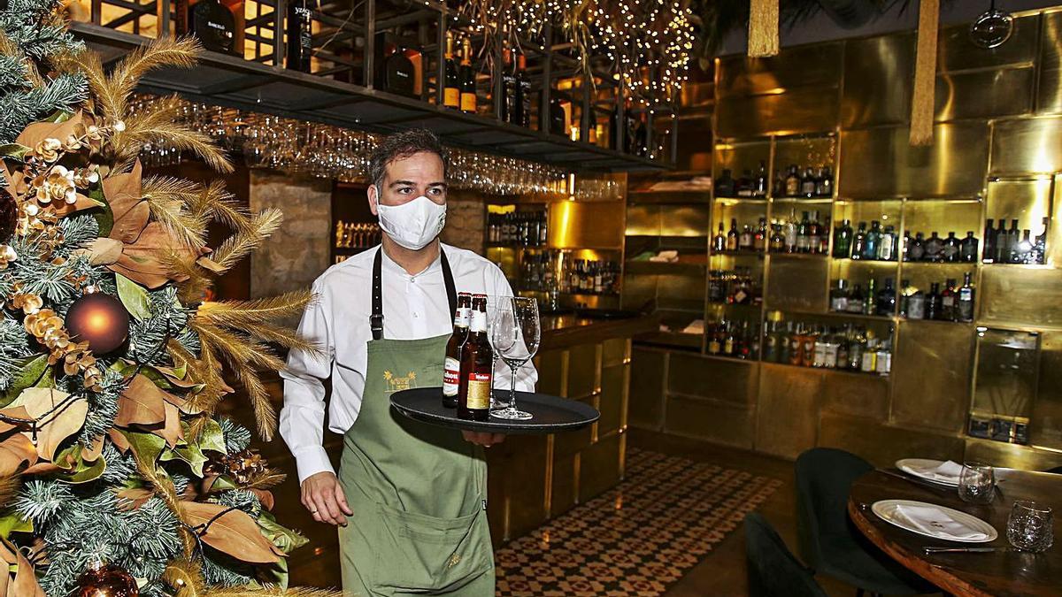 Los restaurantes llenan dentro y  tienen demanda de mesas al aire libre por la ventilación. | MANUEL R. SALA