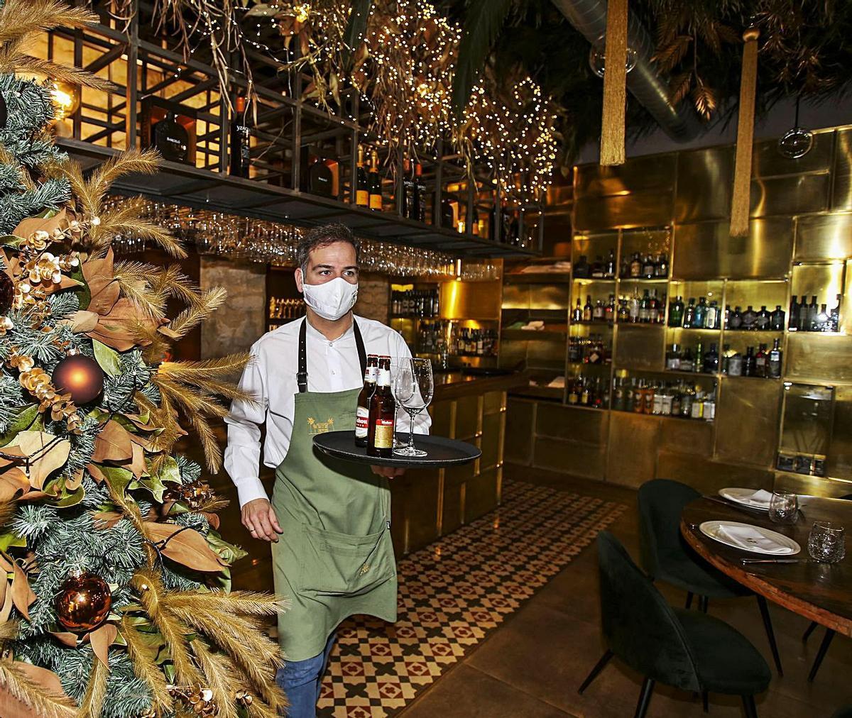 Los restaurantes llenan dentro y  tienen demanda de mesas al aire libre por la ventilación. | MANUEL R. SALA