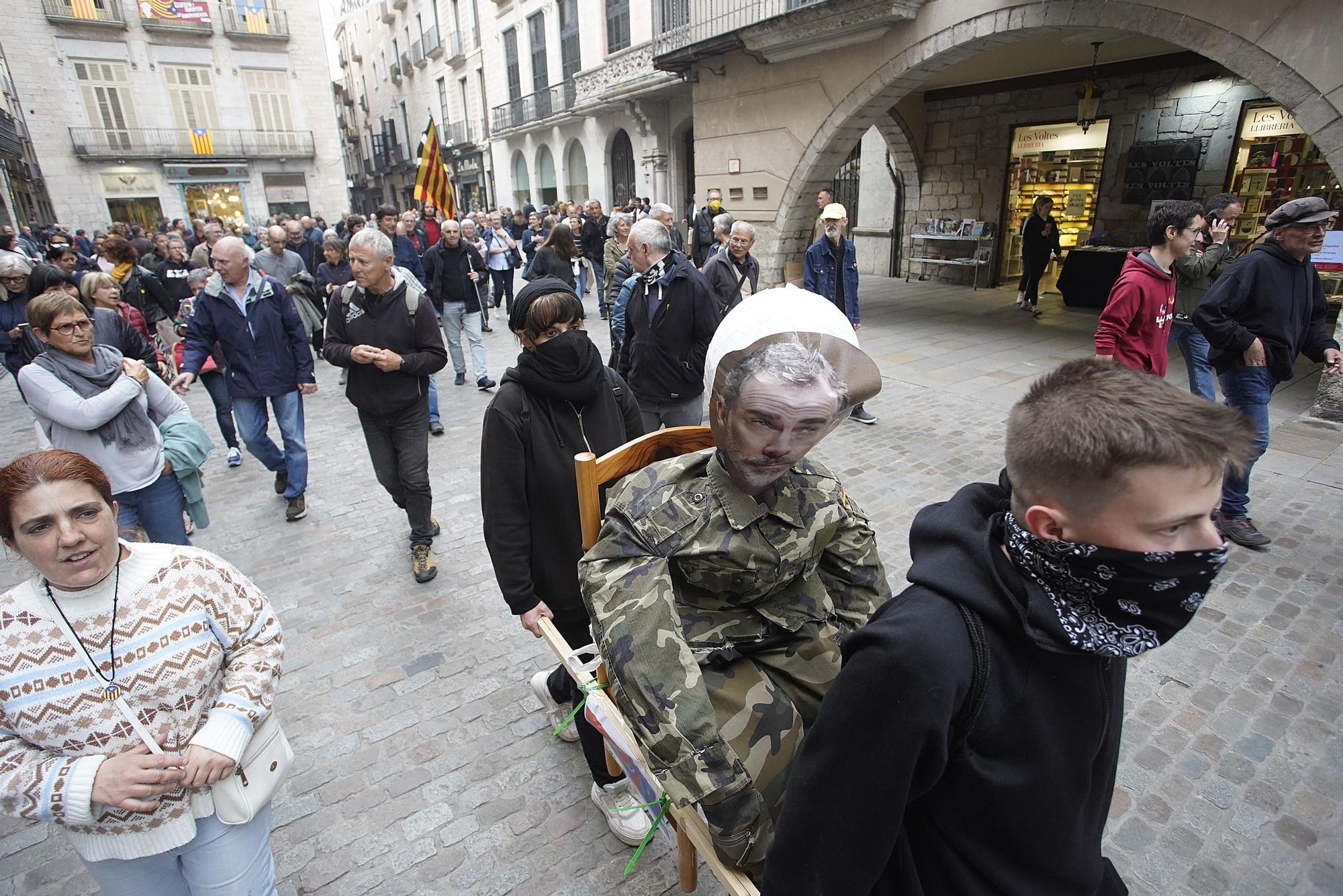 Cremen un ninot del rei a Girona