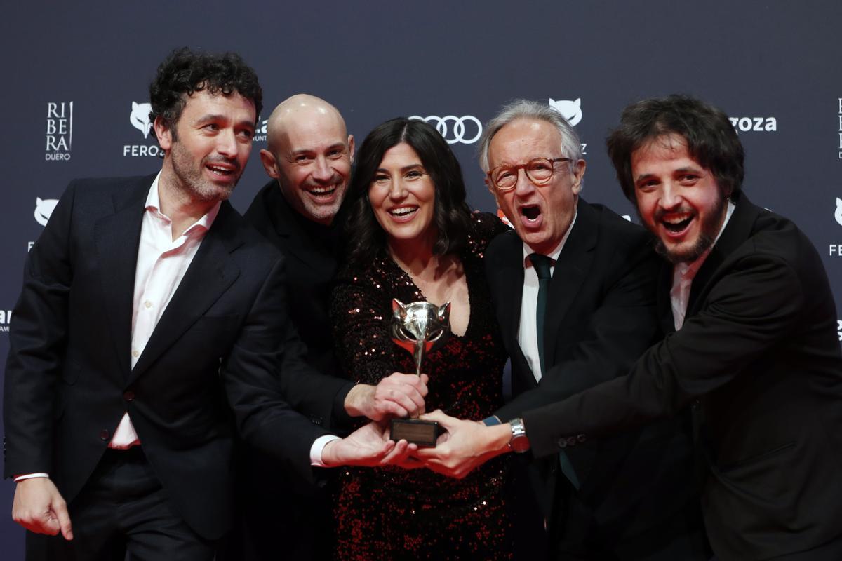 Sandra Tapia, al centre, amb Rodrigo Sorogoyen (esquerra) i els també productors Nacho Lavilla, Ángel Durandez i Eduardo Villanueva.