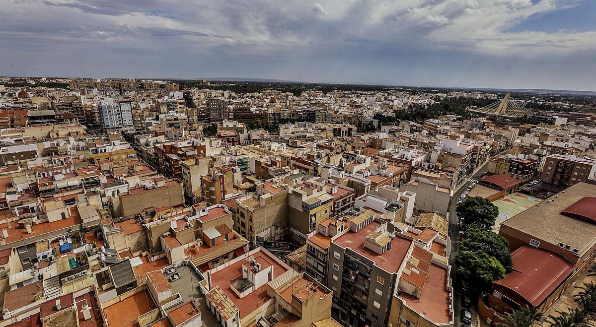 Vista aérea a viviendas de Elche, una parcela sobre la que una nueva oficina presta asesoramiento integral. | ANTONIO AMORÓS