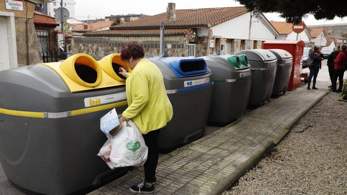 Vecinas de Santa Bárbara en una zona de contenedores.