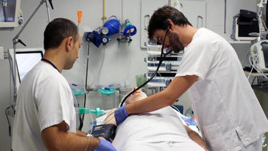 Imatge de l&#039;atenció d&#039;un box d&#039;urgències de l&#039;Hospital Trueta de Girona amb un pacient amb sèpsia.