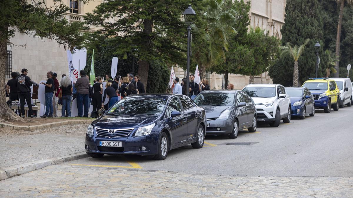 Coches oficiales del Govern ante el Consolat