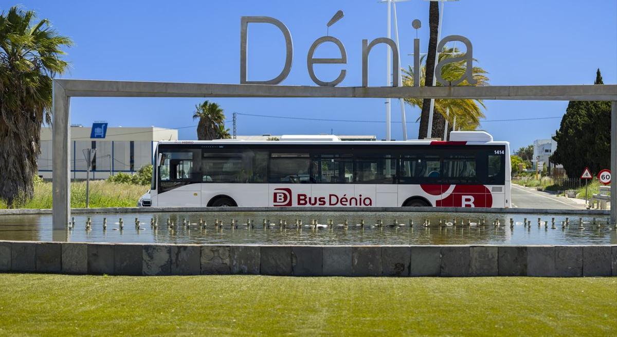 Uno de los nuevos autobuses, en la rotonda de la fuente de entrada a Dénia