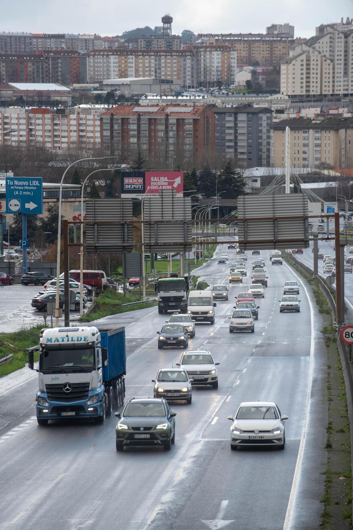 Vehículos circulando por Alfonso Molina.