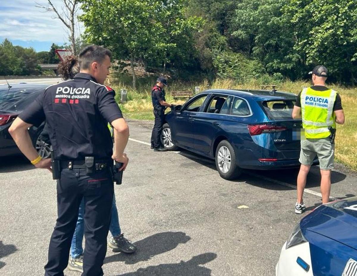 Diversos agents dels Mossos d'Esquadra, entre els quals de la UOM, en un dispositiu PISTA de prevenció de robatoris a l'AP-7, en una foto d'arxiu.