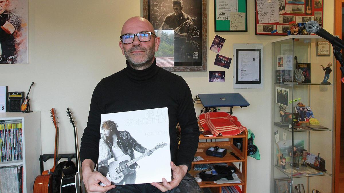 Carlos Arias posa en su casa con uno de los vinilos de Bruce.