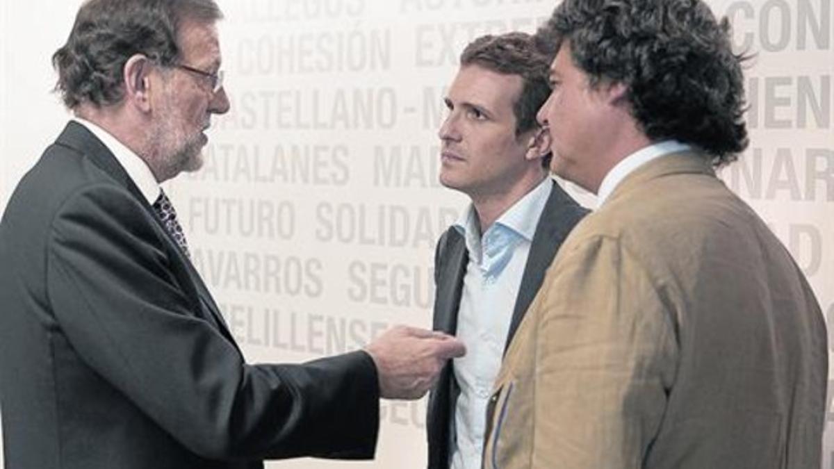 Nuevas caras en la cúpula del PP 8 Rajoy conversa con Pablo Casado (centro) y Jorge Moragas