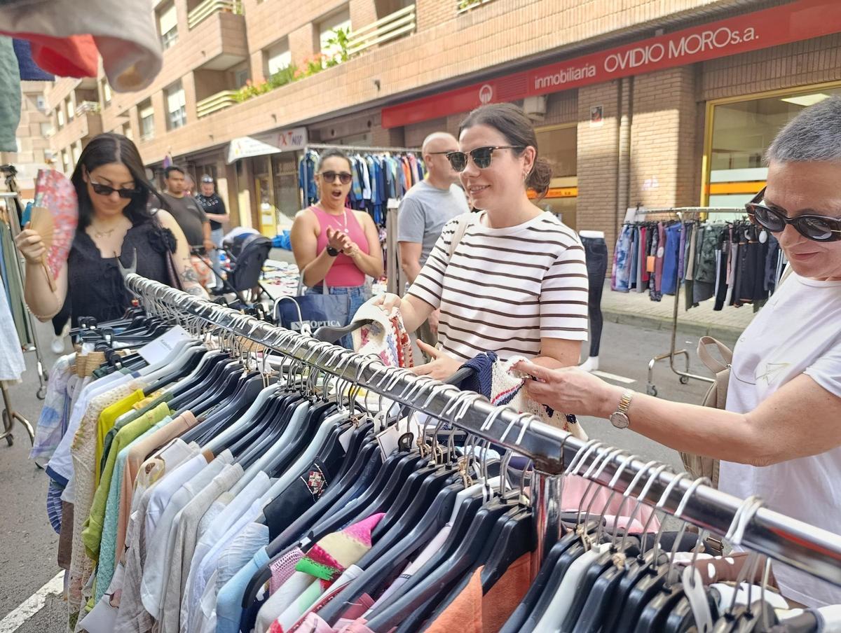 Vestidos y sandalias reinan en el mercado de la Pola
