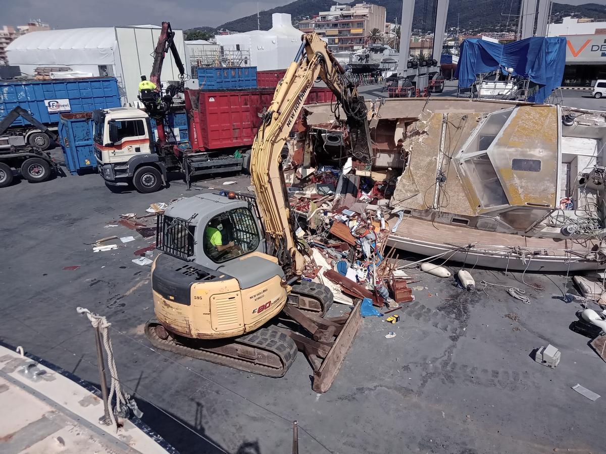 Desguace de un barco por parte de la empresa especializada Femevi.