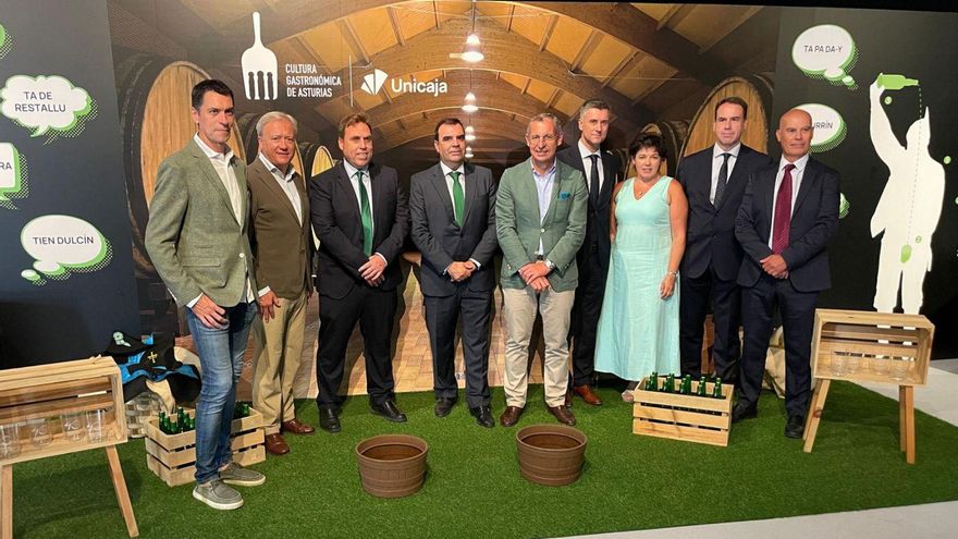 Las autoridades que asistieron a la presentación de «Atrévete a descubrir el sabor de Asturias». |