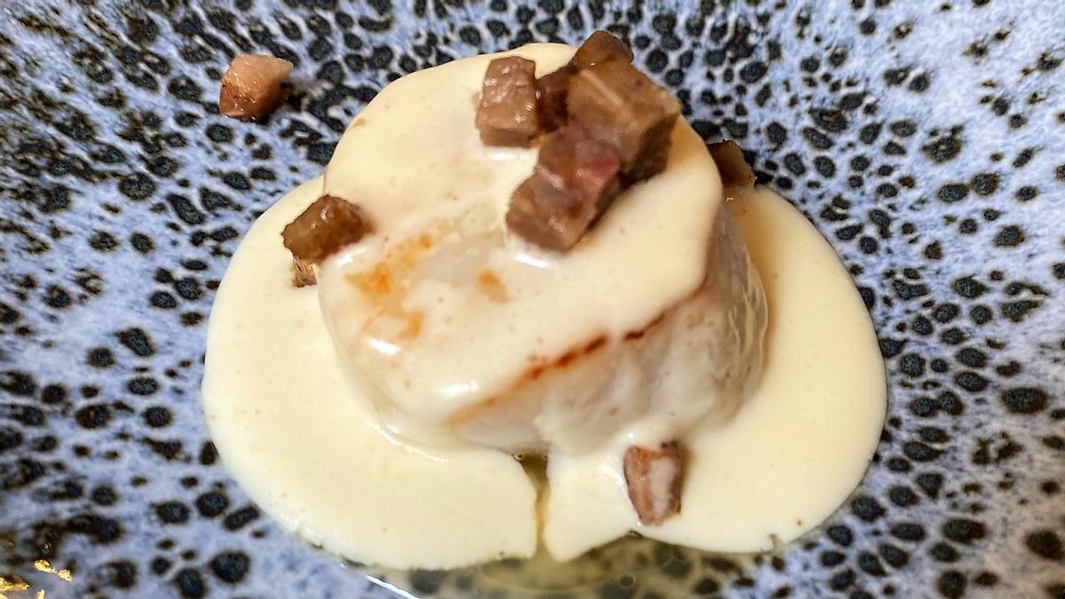 Una vieira con salsa de beicon y 'bull' blanco de Roger Viñas, del restaurante Avenir.