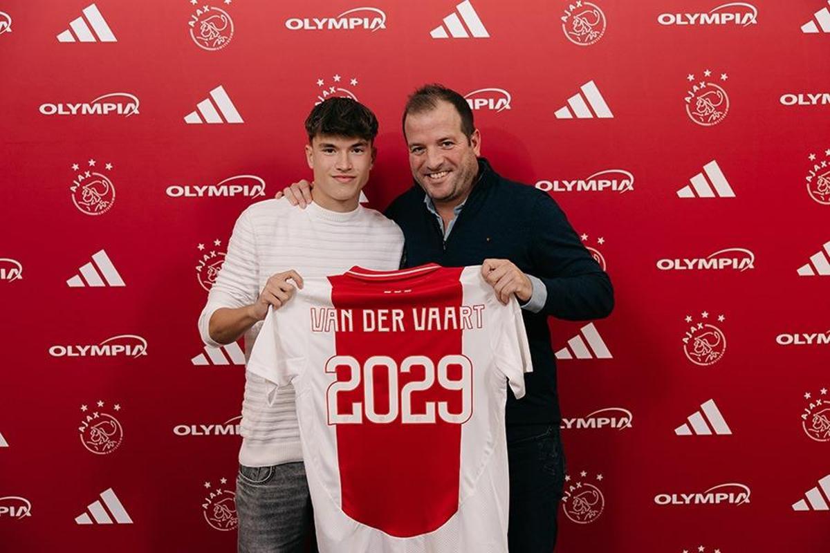 Damián Van der Vaart, con su padre Rafael, en la renovación con el Ajax
