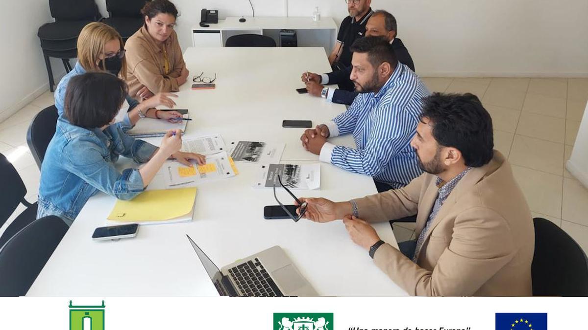 La reunión de trabajo ayer entre la concejala, técnicas y representantes gitanos.