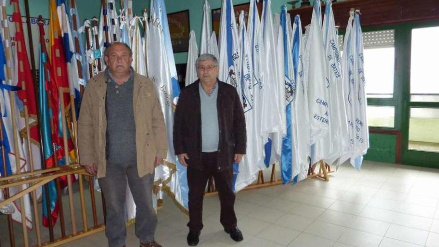 Lisardo Pérez y Rosendo Moreira, presidente y directivo de Meira, ayer en el club. // Gonzalo Núñez