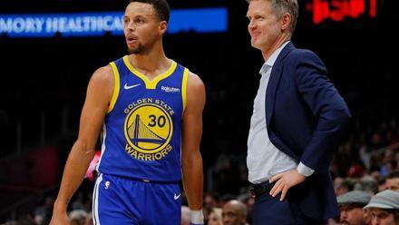 Steve Kerr decidió sentar a Curry en el último cuarto con el partido aún abierto