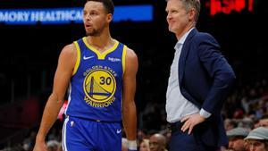 Steve Kerr decidió sentar a Curry en el último cuarto con el partido aún abierto