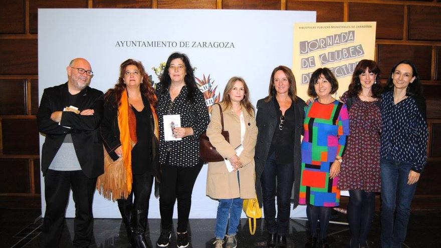 La editora Marina Heredia (tercera por la izquierda) en un acto en el Ayuntamiento de Zaragoza.