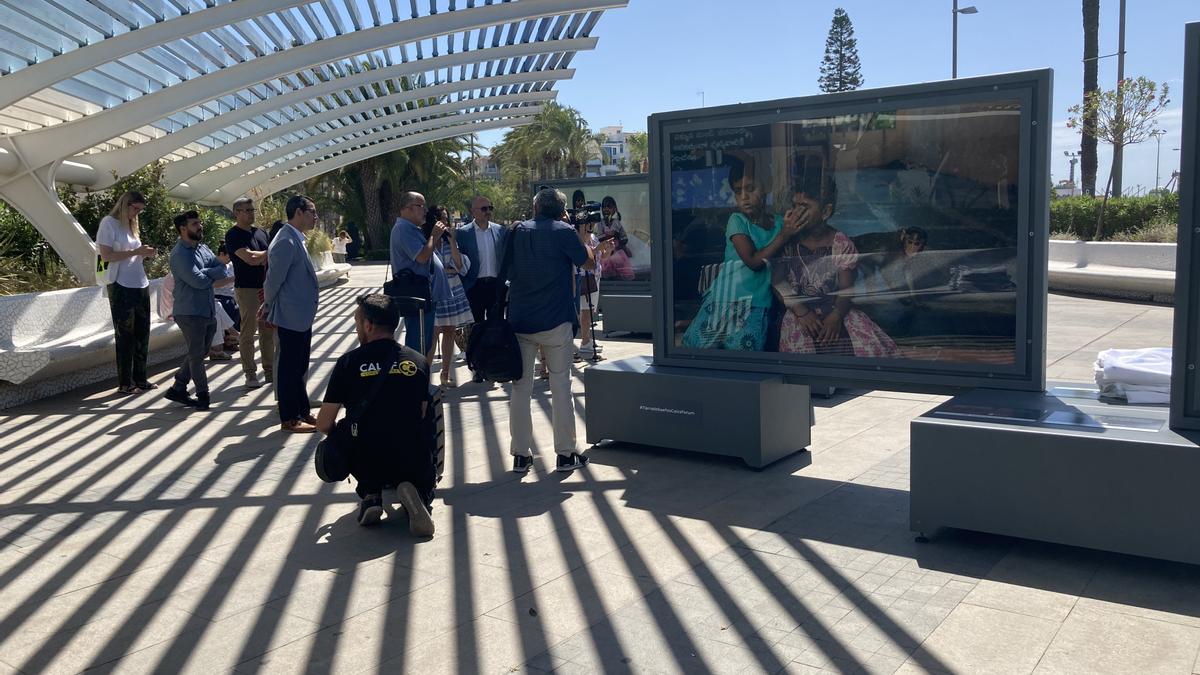 Un momento de la apertura de la exposición en el paseo Vista Alegre en Torrevieja