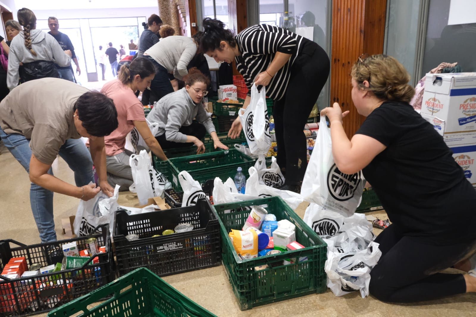 Chiva ya recibe alimentos y agua que reparte en el teatro municipal