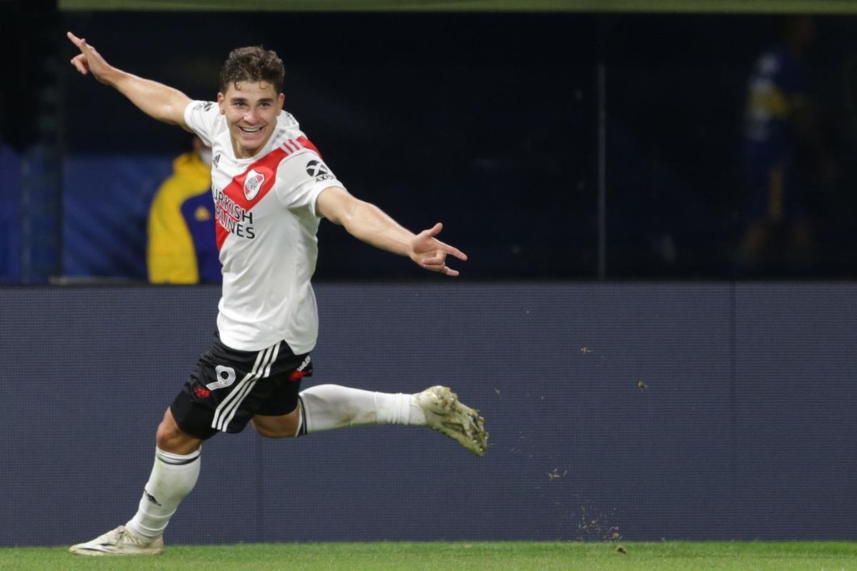 Julián celebra un gol con la camiseta de River Plate al Boca Juniors en el clásico argentino.